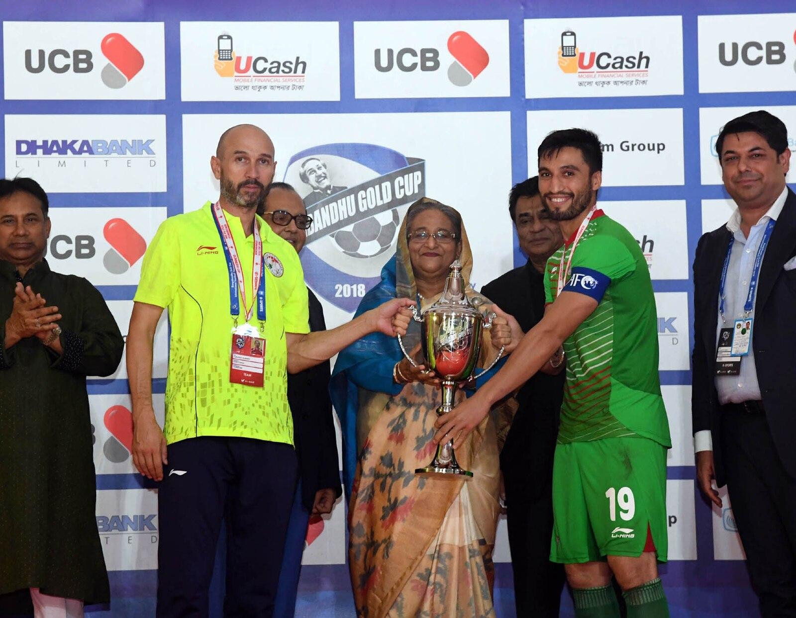 Bangabandhu Gold Cup Football Tournament 2018, Sheikh Hasina presents award, Dhaka, 2018 10 12 (PID 0042001)